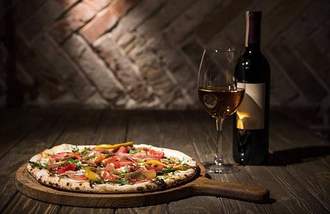 Confira dicas para harmonizar vinho com sabores tradicionais de pizzas