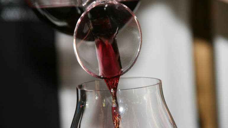 Para que serve e como usar o decanter para vinhos